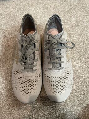Asics Men's Athletic Sneakers in Light Gray